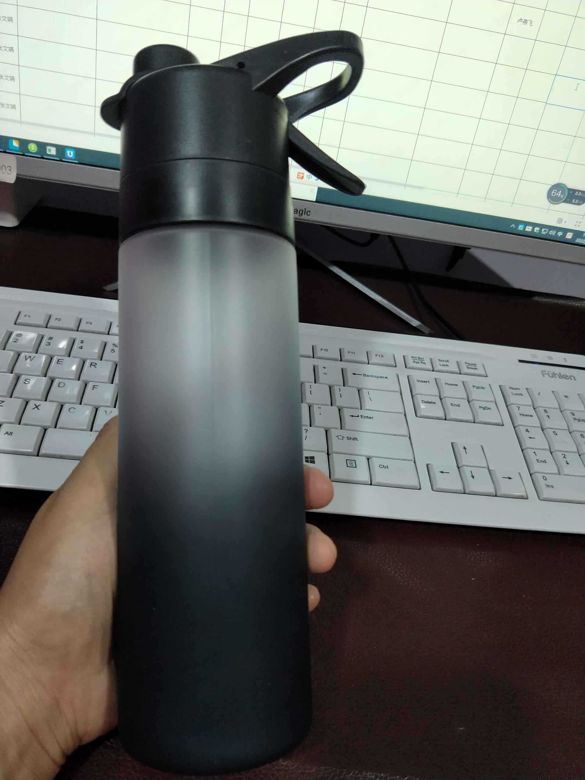 Generic Large Capacity Spray Water Bottle for Easy Hydration
